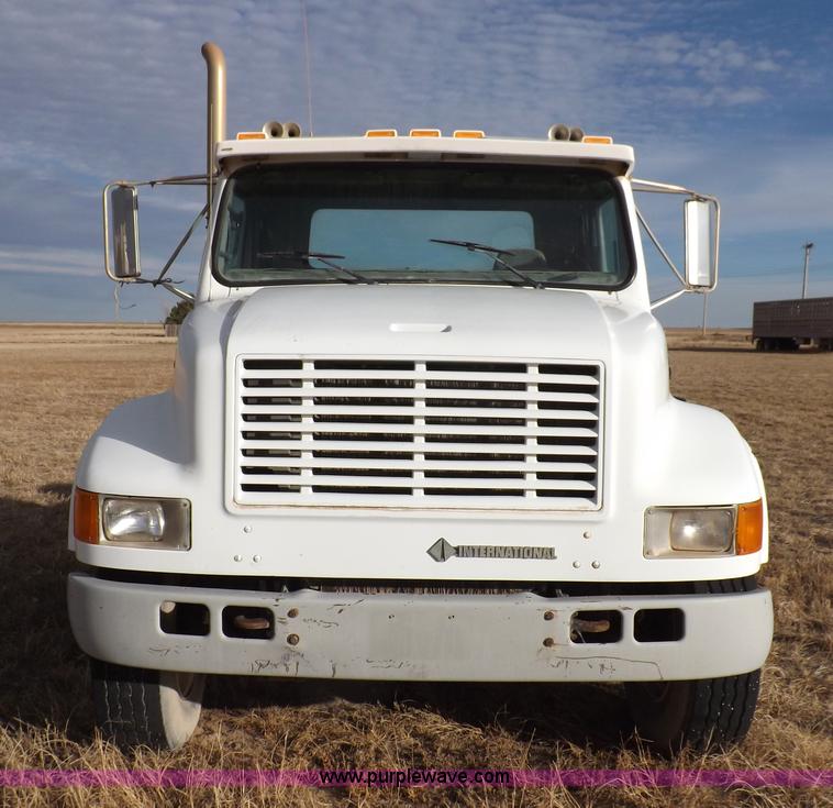 image for item K3105 1992 International 9200 semi truck