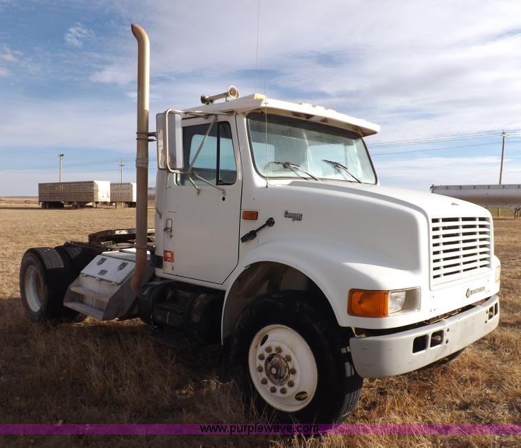 image for item K3105 1992 International 9200 semi truck