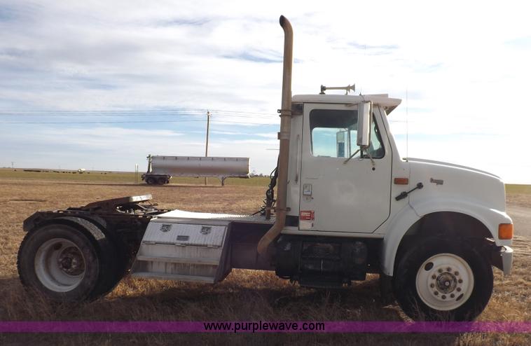 image for item K3105 1992 International 9200 semi truck