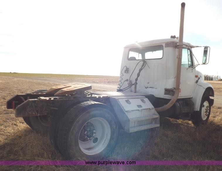 image for item K3105 1992 International 9200 semi truck