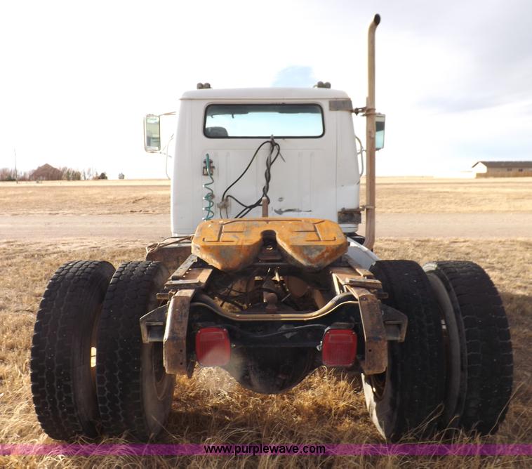 image for item K3105 1992 International 9200 semi truck