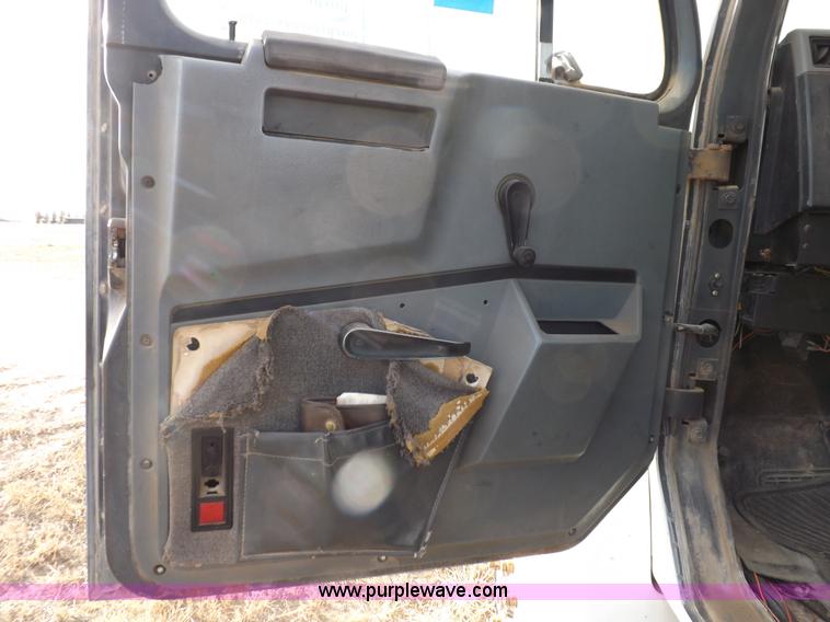 image for item K3105 1992 International 9200 semi truck