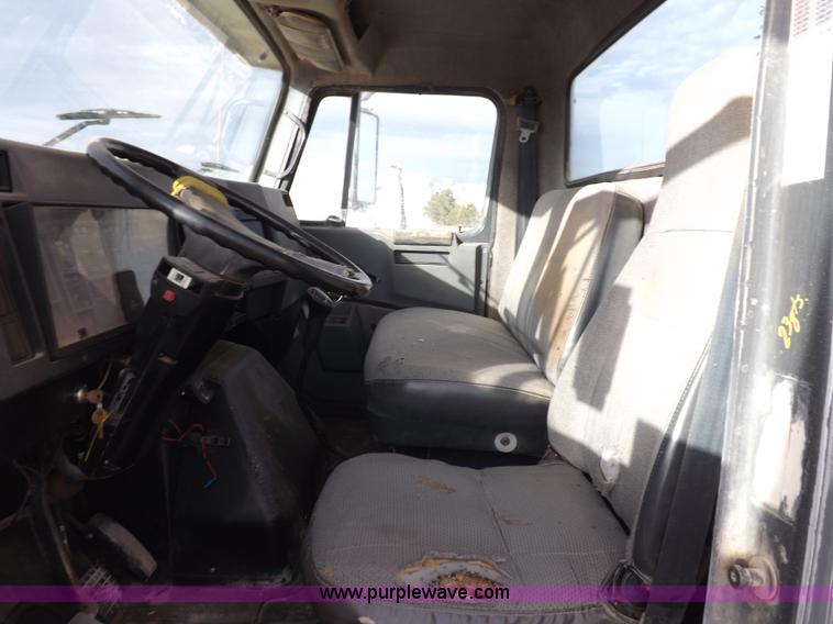 image for item K3105 1992 International 9200 semi truck