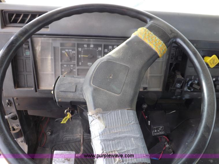 image for item K3105 1992 International 9200 semi truck