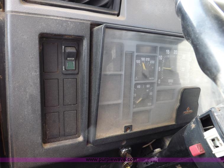 image for item K3105 1992 International 9200 semi truck