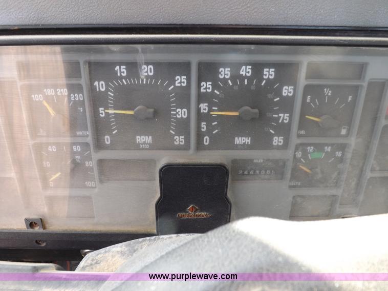 image for item K3105 1992 International 9200 semi truck