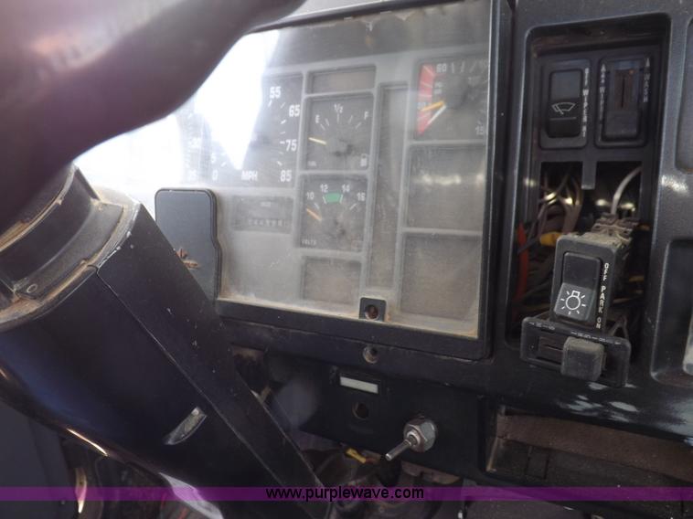 image for item K3105 1992 International 9200 semi truck