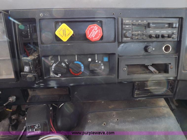 image for item K3105 1992 International 9200 semi truck