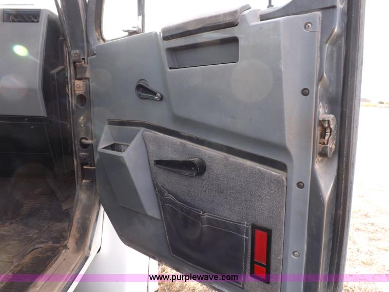 image for item K3105 1992 International 9200 semi truck