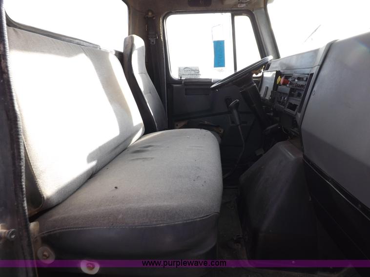 image for item K3105 1992 International 9200 semi truck