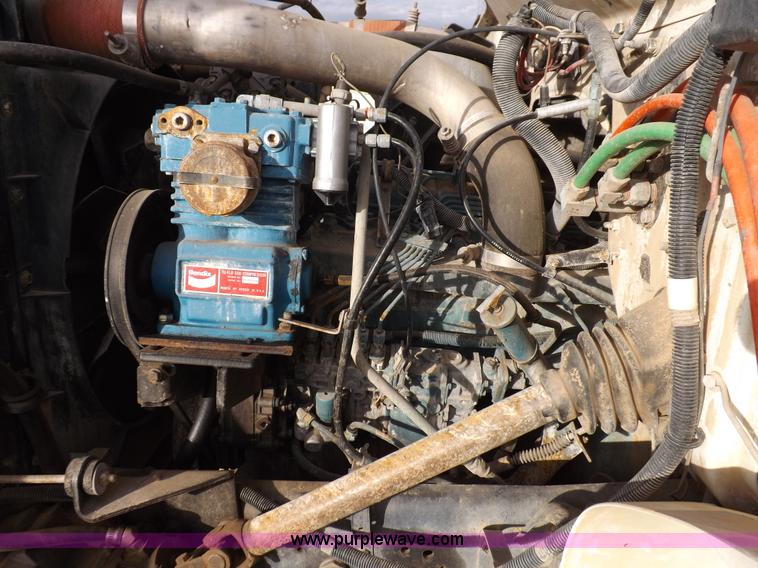 image for item K3105 1992 International 9200 semi truck