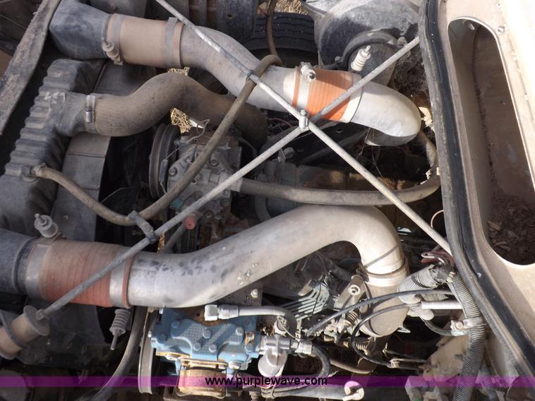 image for item K3105 1992 International 9200 semi truck