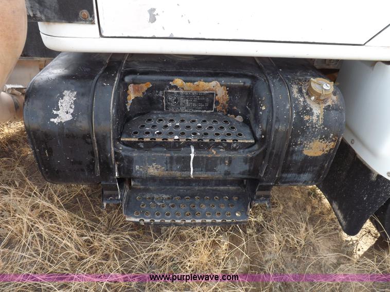 image for item K3105 1992 International 9200 semi truck