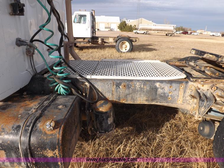 image for item K3105 1992 International 9200 semi truck