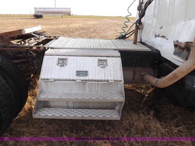 image for item K3105 1992 International 9200 semi truck