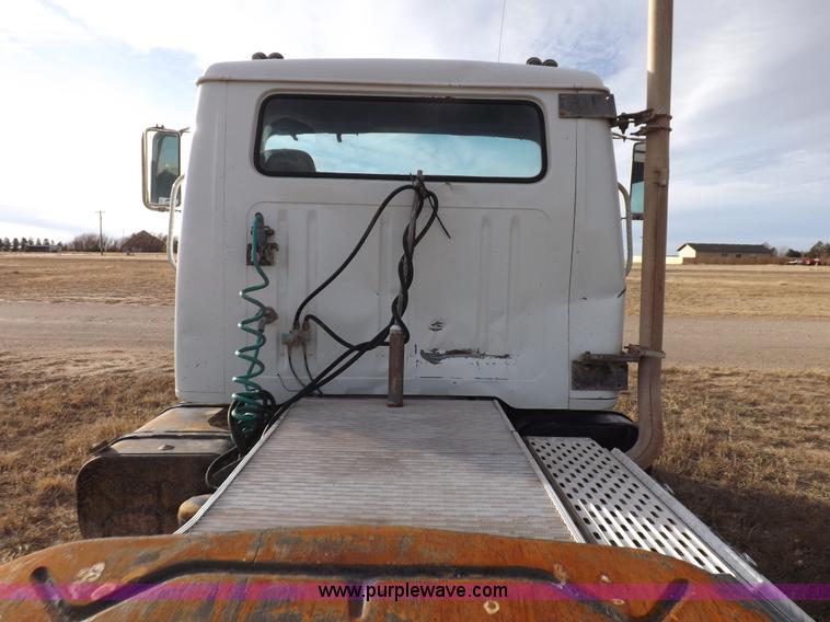 image for item K3105 1992 International 9200 semi truck