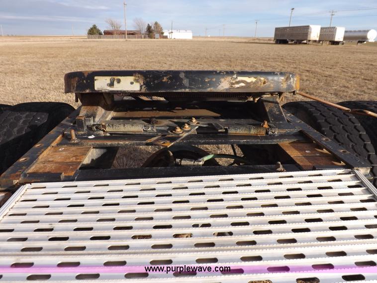 image for item K3105 1992 International 9200 semi truck