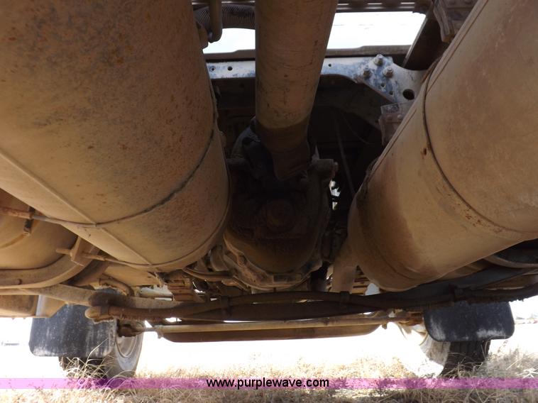 image for item K3105 1992 International 9200 semi truck