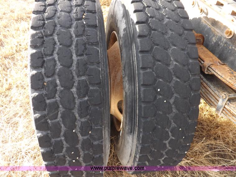 image for item K3105 1992 International 9200 semi truck