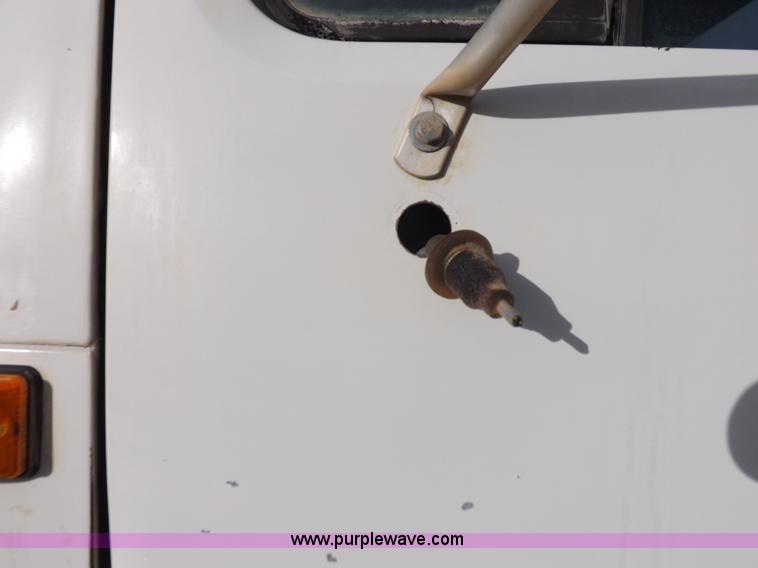 image for item K3105 1992 International 9200 semi truck