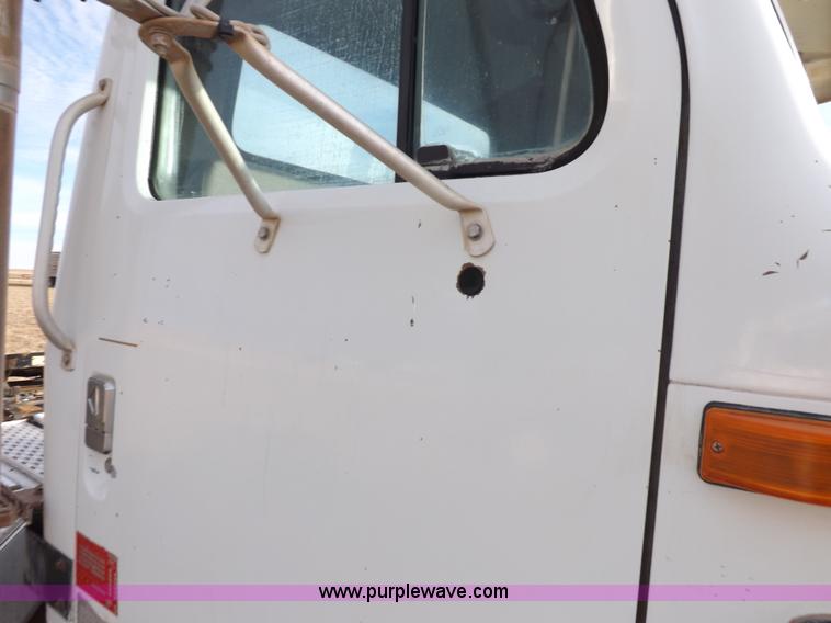 image for item K3105 1992 International 9200 semi truck