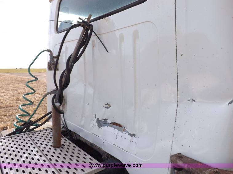 image for item K3105 1992 International 9200 semi truck