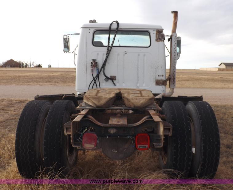 image for item K3106 1995 International 4900 semi truck