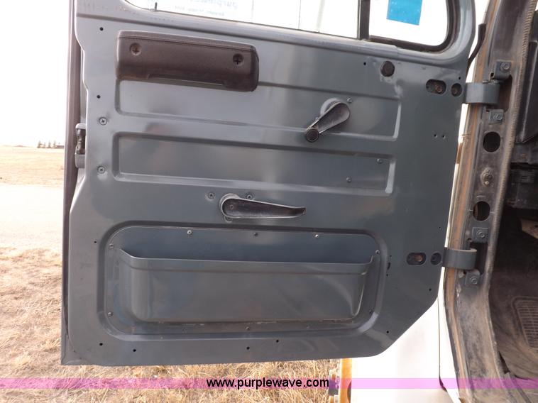 image for item K3106 1995 International 4900 semi truck