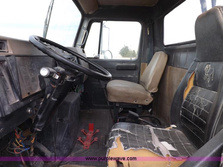 image for item K3106 1995 International 4900 semi truck