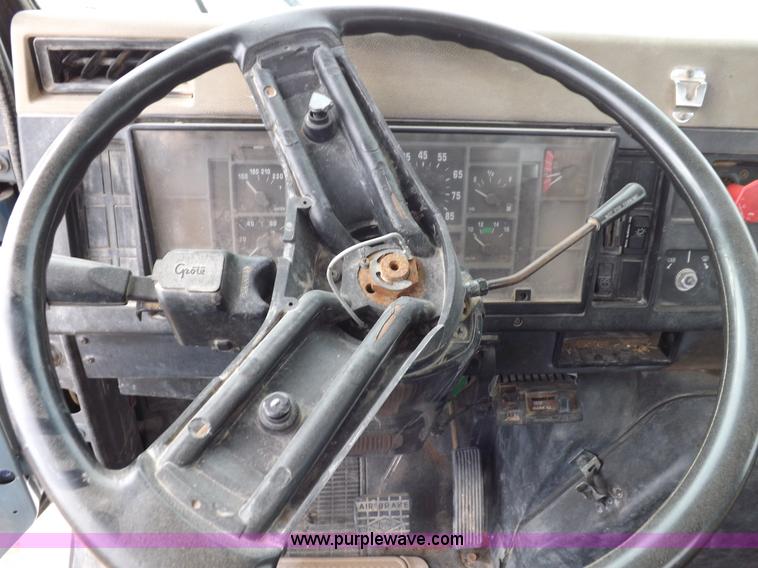 image for item K3106 1995 International 4900 semi truck