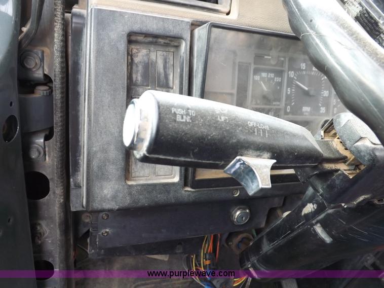 image for item K3106 1995 International 4900 semi truck