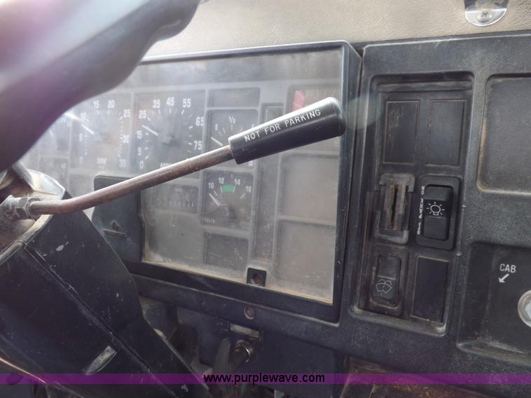 image for item K3106 1995 International 4900 semi truck