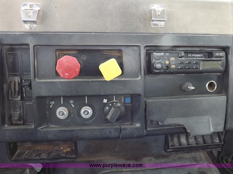 image for item K3106 1995 International 4900 semi truck