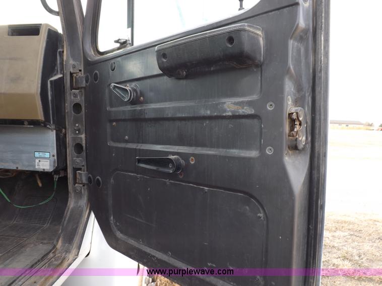 image for item K3106 1995 International 4900 semi truck