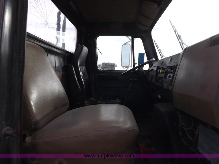 image for item K3106 1995 International 4900 semi truck