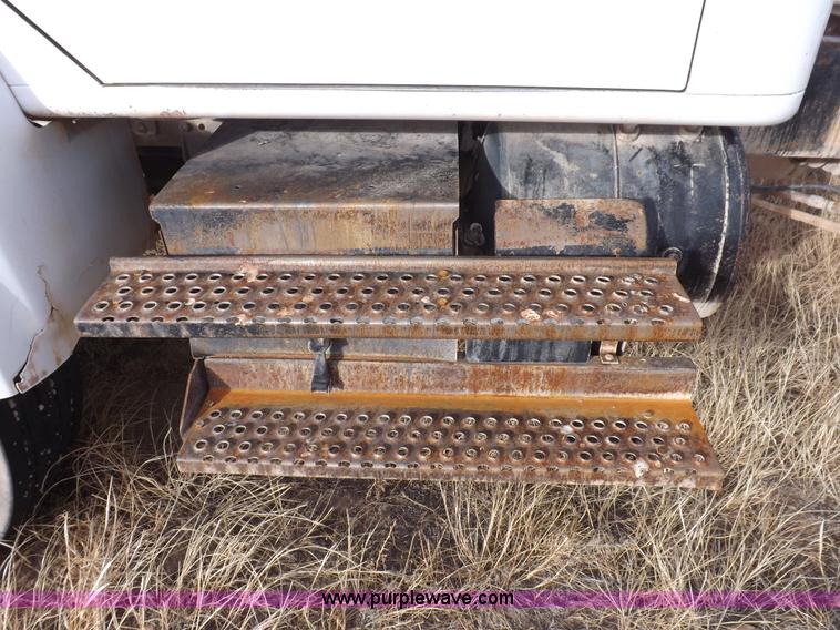 image for item K3106 1995 International 4900 semi truck