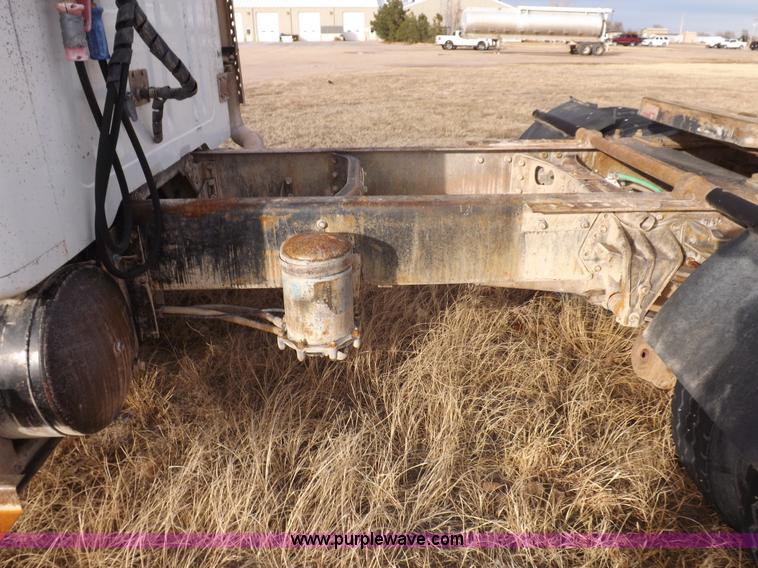 image for item K3106 1995 International 4900 semi truck