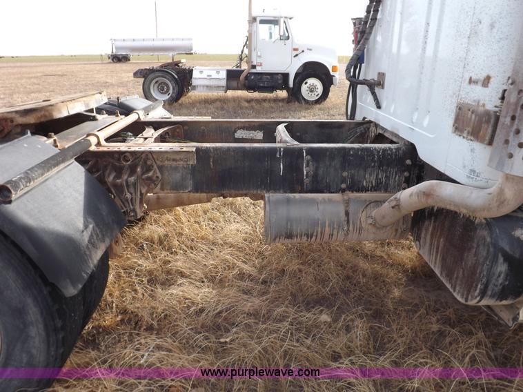 image for item K3106 1995 International 4900 semi truck