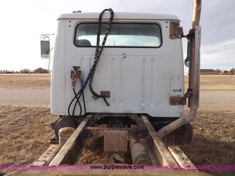 image for item K3106 1995 International 4900 semi truck