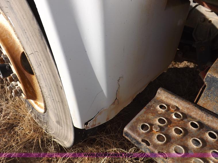 image for item K3106 1995 International 4900 semi truck