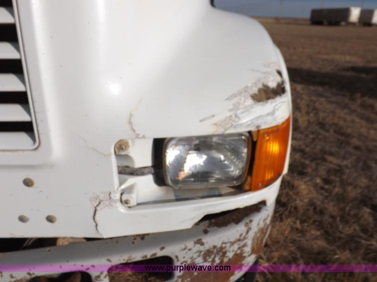 image for item K3106 1995 International 4900 semi truck