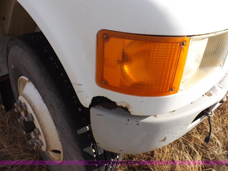 image for item K3106 1995 International 4900 semi truck