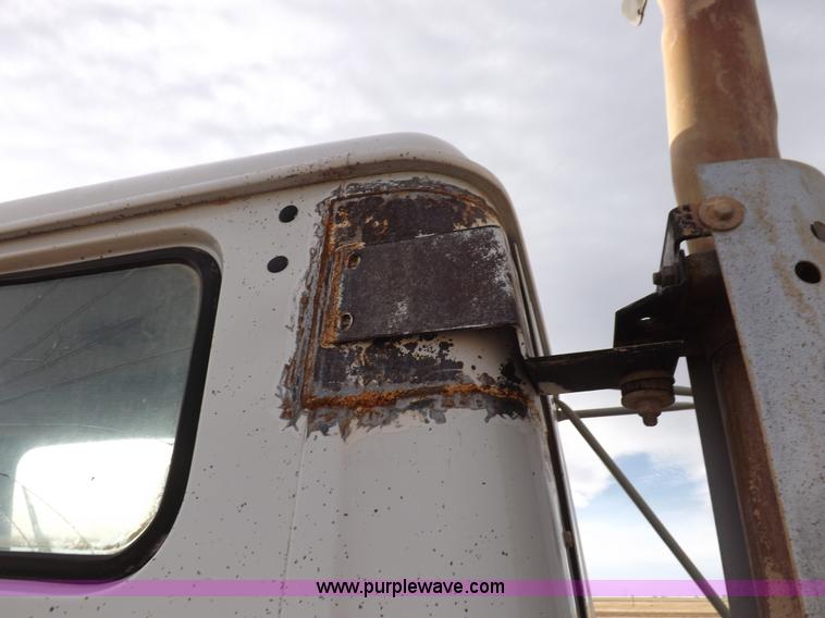 image for item K3106 1995 International 4900 semi truck