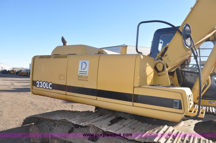 image for item F2172 1998 John Deere 230LC excavator
