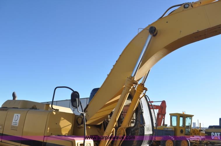 image for item F2172 1998 John Deere 230LC excavator