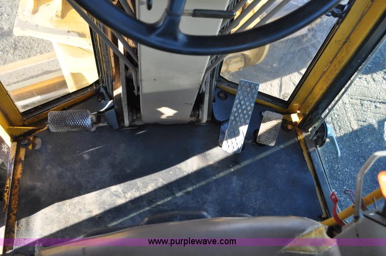 image for item F2174 1999 John Deere 772CH articulated motor grader