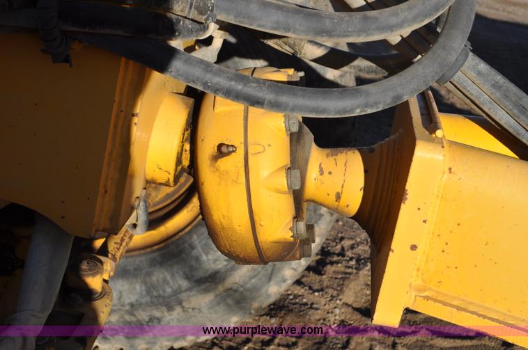 image for item F2174 1999 John Deere 772CH articulated motor grader