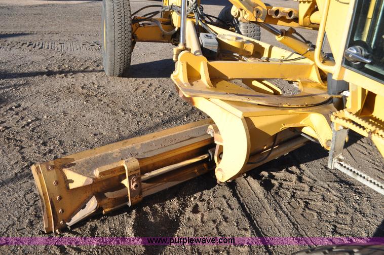 image for item F2174 1999 John Deere 772CH articulated motor grader