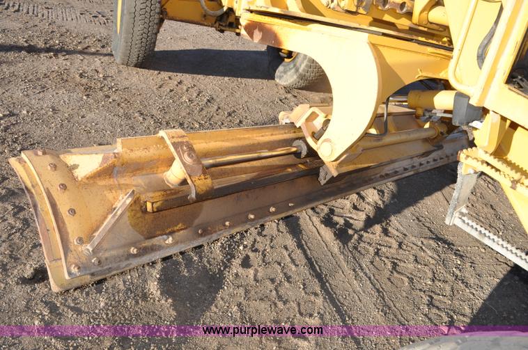 image for item F2174 1999 John Deere 772CH articulated motor grader