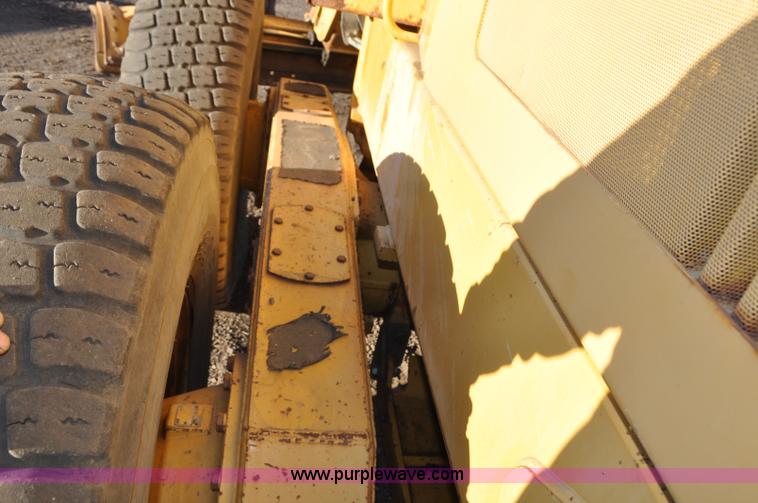 image for item F2174 1999 John Deere 772CH articulated motor grader